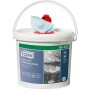 Chiffons de nettoyage Tork Premium peu pelucheux dans un seau distributeur - Système W10 4 seaux